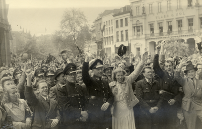 97605 Afbeelding van de toehoorders op de Stadhuisbrug te Utrecht bij de toespraak van burgemeester mr.dr. G.A.W. ter ...